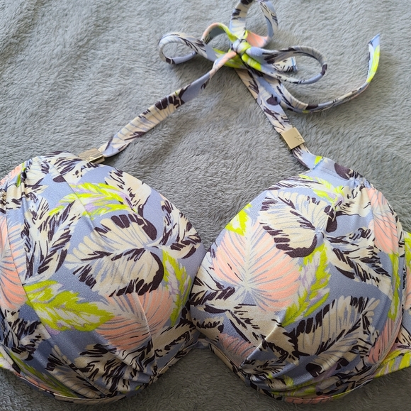 Victoria's Secret Bikini - Picture 2 of 4